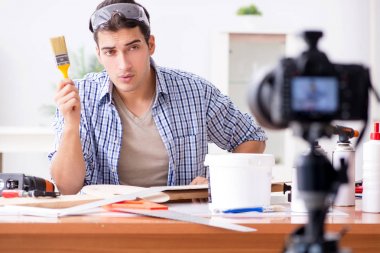 diy blog yazarı kadın işçiliği hobisinin videosunu kaydediyor