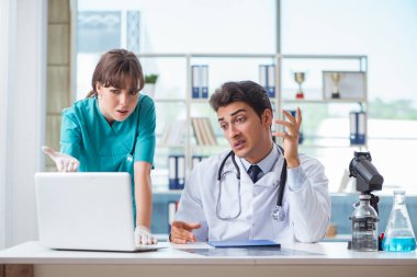 Doktor, asistanına tıbbi bir hata yüzünden kızgın.
