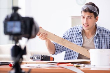 diy blog yazarı kadın işçiliği hobisinin videosunu kaydediyor