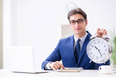 Acil ve son teslim tarihi konseptinde alarm veren bir işadamı. 
