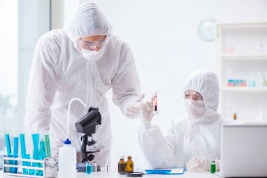 Kimya laboratuvarında çalışan iki bilim adamı.