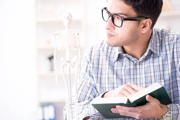 Étudiant en médecine clouer le squelette — Photo
