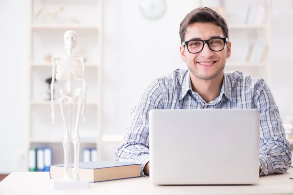 Étudiant en médecine clouer le squelette — Photo