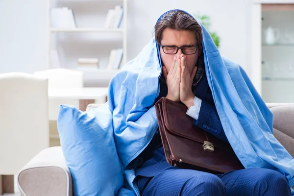 Zieke werknemer die thuis blijft en last heeft van rookgassen — Stockfoto