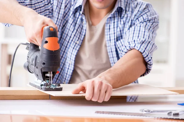 Jeune homme dans le travail du bois concept de passe-temps — Photo