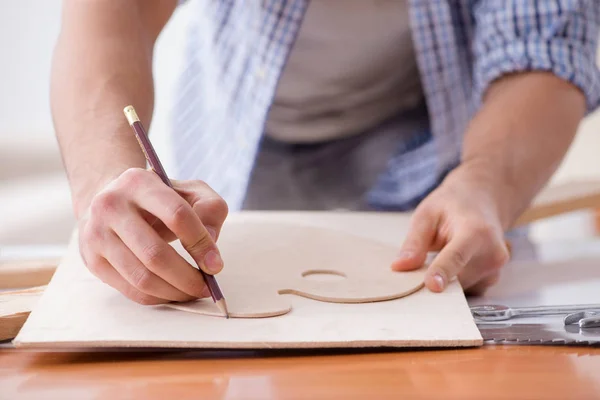 Joven en el concepto de hobby carpintería — Foto de Stock