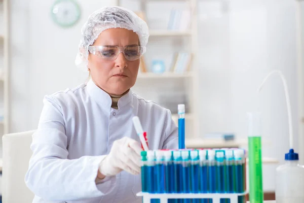 Mulher química que trabalha no laboratório de clínica hospitalar — Fotografia de Stock