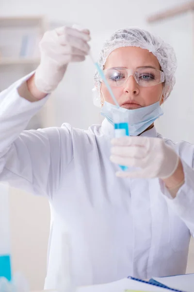 Mujer química que trabaja en el laboratorio de la clínica hospitalaria —  Fotos de Stock