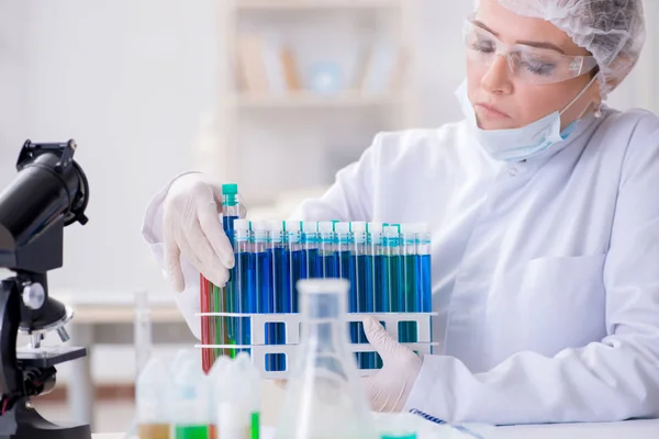 Mujer química que trabaja en el laboratorio de la clínica hospitalaria — Foto de Stock