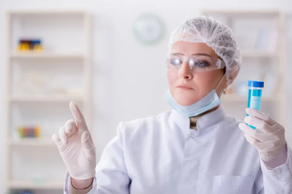 Vrouw chemicus drukt op virtuele knop in het lab — Stockfoto