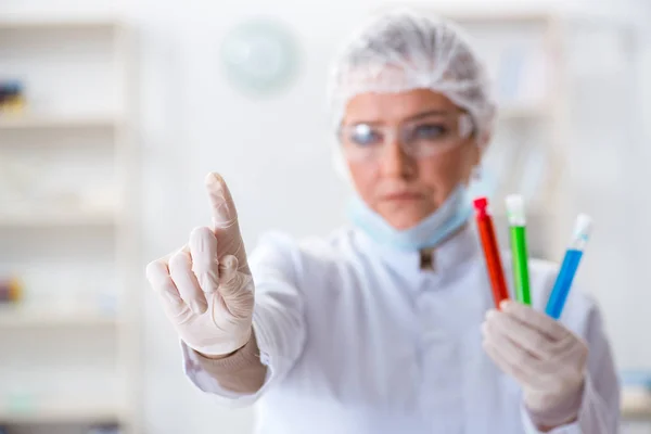 Γυναίκα χημικός πατώντας εικονικό κουμπί στο εργαστήριο — Φωτογραφία Αρχείου