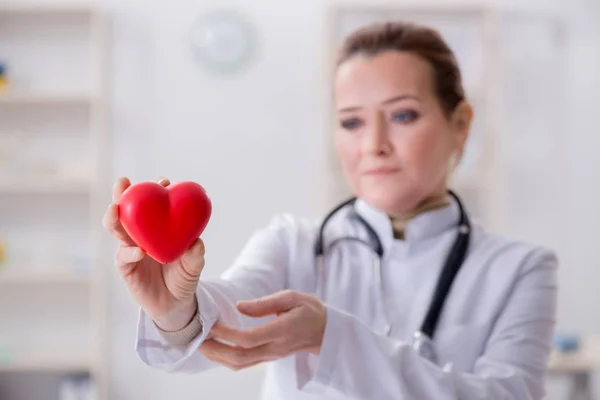 Cardiologist with red heart in medical concept — Stock Photo, Image