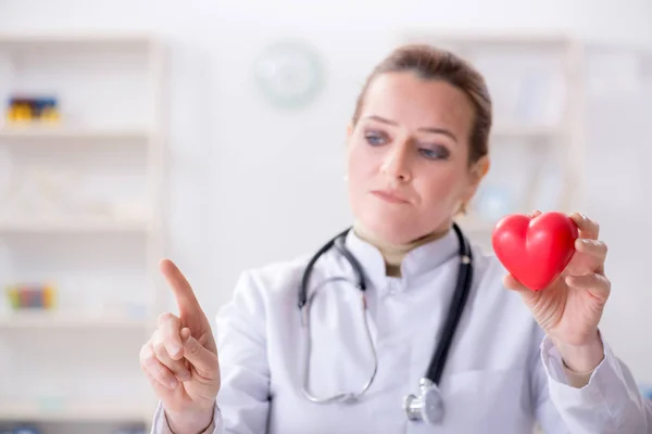 Cardiólogo con corazón rojo en concepto médico —  Fotos de Stock