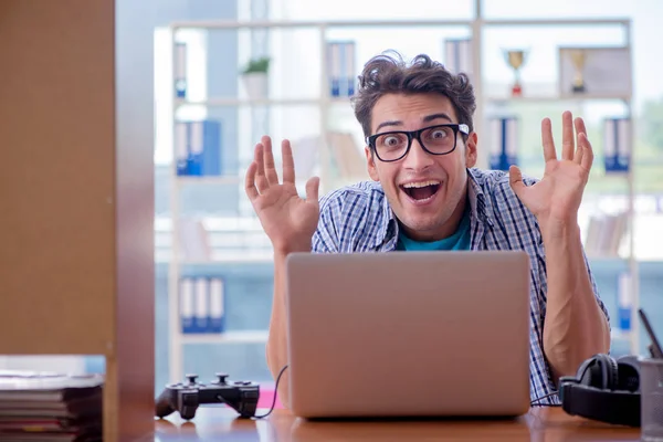 Viciado Gamer jogar jogos de computador em casa — Fotografia de Stock