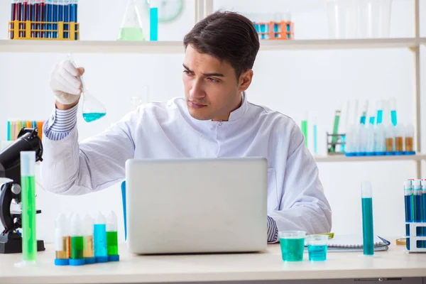 Man student werkt in chemisch lab op experiment — Stockfoto