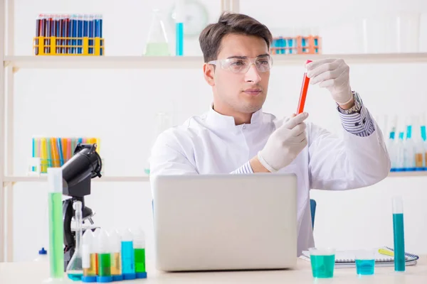 Man student werkt in chemisch lab op experiment — Stockfoto