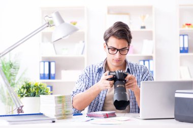 Kamerasıyla çalışan genç bir fotoğrafçı.