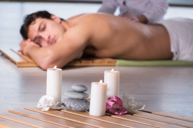 Kaplıca sırasında genç yakışıklı bir adam.