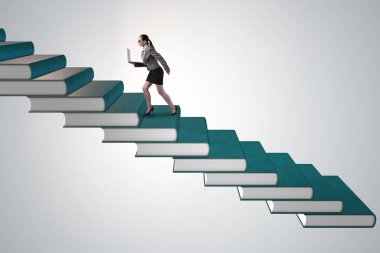 İş kadını öğrenci eğitim kitaplarının basamaklarını tırmanıyor.