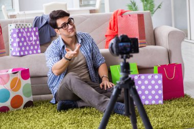 Vlog için erkek moda blogcusu kayıt videosu