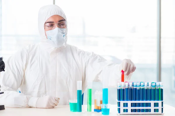 Fiatal kémikus diák dolgozik a laborban vegyi anyagok — Stock Fotó