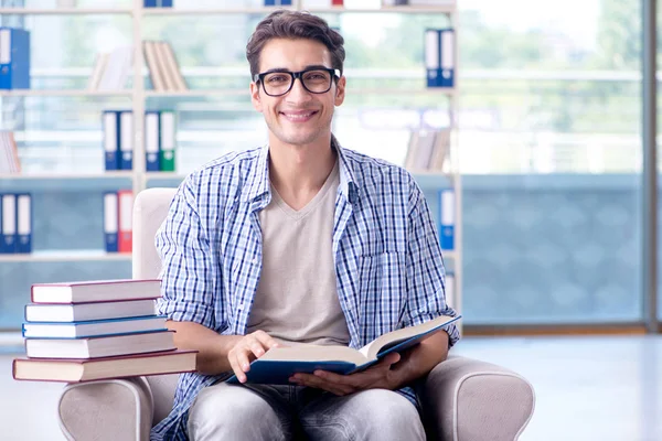 Estudiante leyendo libros y preparándose para los exámenes en la biblioteca — Foto de Stock