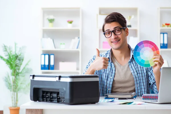 Joven diseñador eligiendo colores para un nuevo proyecto —  Fotos de Stock