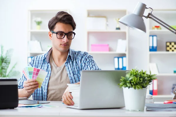 Joven diseñador eligiendo colores para un nuevo proyecto —  Fotos de Stock