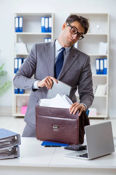 Empregado com muito trabalho a levá-lo para casa — Fotografia de Stock