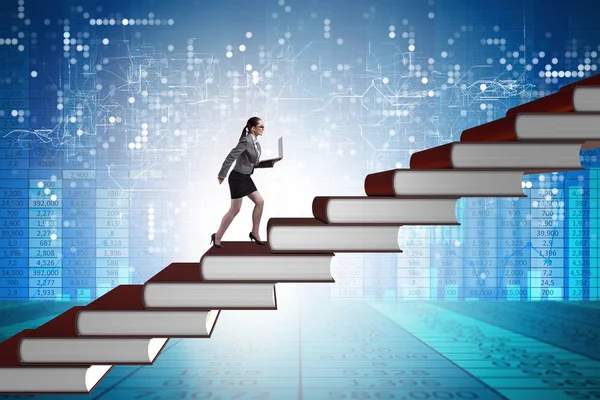 Estudiante empresaria escalando la escalera de los libros de educación — Foto de Stock