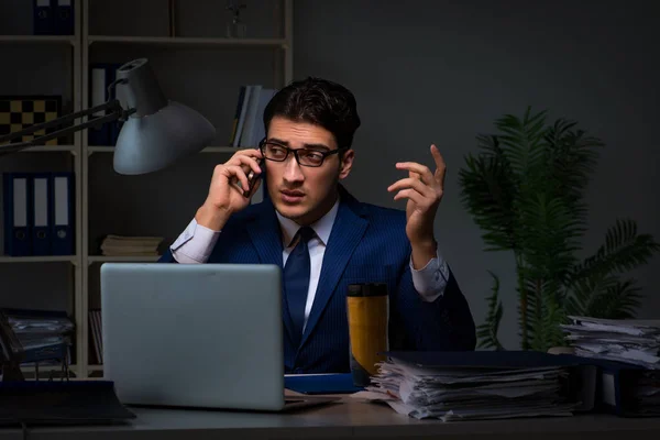 Empleado trabajando hasta tarde para terminar importante tarea entregable — Foto de Stock