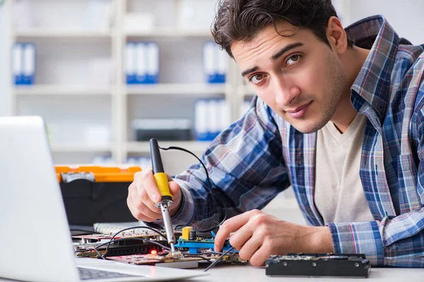 Datorhårdvara reparation och fastställande koncept av erfarna techn — Stockfoto