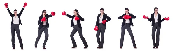 Jeune femme d'affaires de boxe isolée sur blanc — Photo