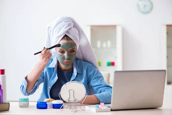 Skönhetsbloggare tillämpa mask och inlägg på internet blogg — Stockfoto