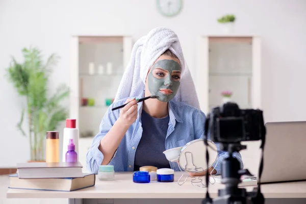 Beauty-Bloggerin nimmt Video für Vlog auf — Stockfoto