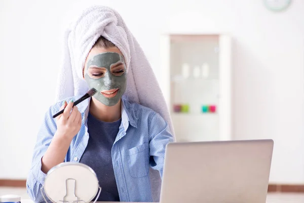 Blogueur beauté appliquant masque et affichage sur le blog Internet — Photo