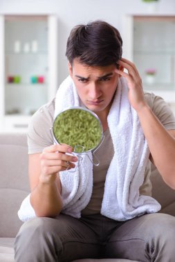 Adam evde tıraş olmaya hazırlanıyor.