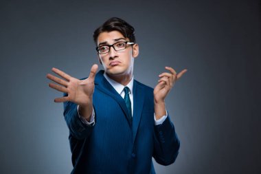 Gri arka plan üzerinde sanal düğmelere basarak işadamı