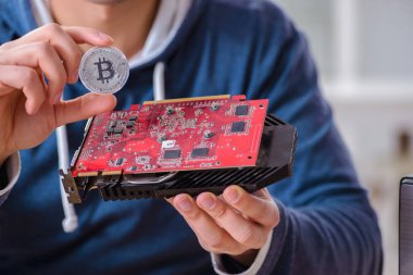 Genç adam evde bitcoin çıkartıyor.