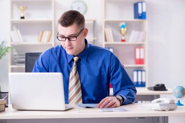 Masada çalışan yakışıklı bir işadamı.