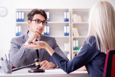 Avukat müvekkil ile hukuk davasını tartışıyor