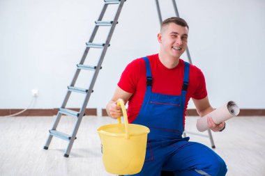 Müteahhit duvar kağıdı dekorasyonu için hazırlanıyor.