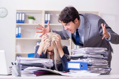 Kızgın patron sekreterine bağırıyor ve bağırıyor.