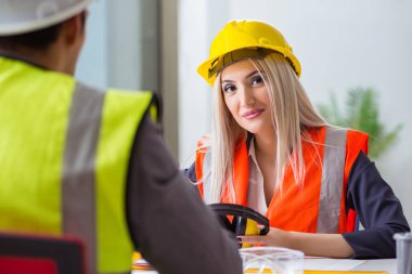 İnşaat işçileri göreve başlamadan önce tartışıyorlar