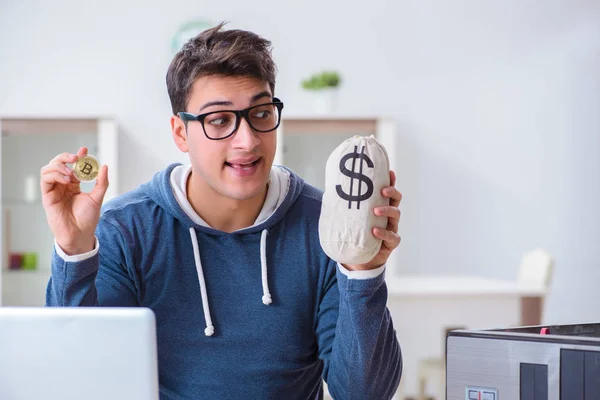 Hombre joven minería bitcoins en casa — Foto de Stock