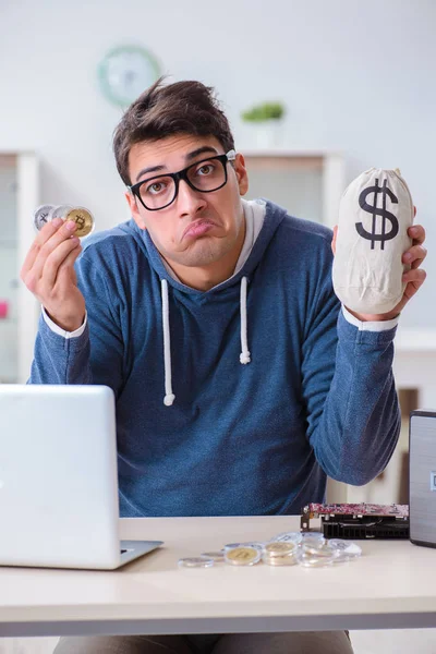 Homem jovem mineração bitcoins em casa — Fotografia de Stock