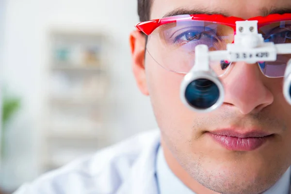 Médico ocular en concepto de cuidado ocular en el hospital —  Fotos de Stock