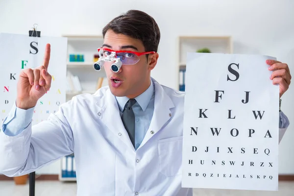 Eye doctor in eyecare concept in hospital — Stock Photo, Image