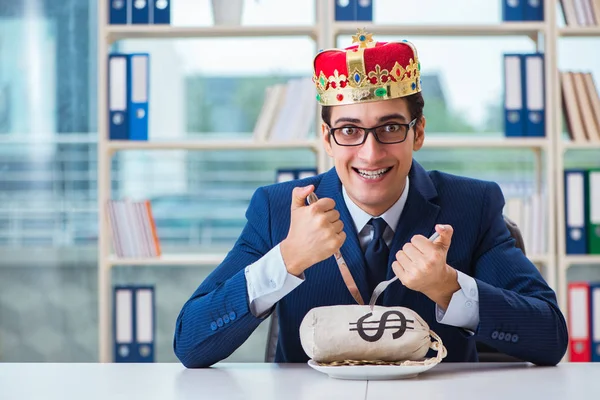 Rei empresário com saco de dinheiro no cargo — Fotografia de Stock