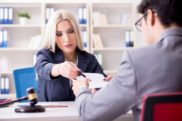 Advogado discutindo caso legal com o cliente — Fotografia de Stock